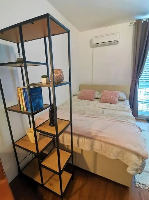 Split Apartment Marie In City Downtown